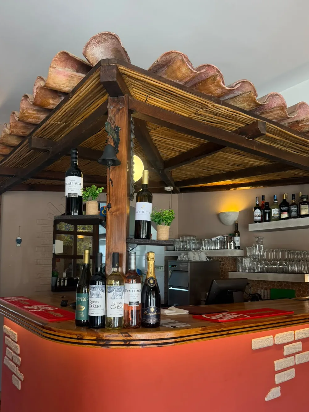 O bar da La Piazza, com telheiro de telha e cana